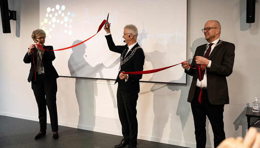 Årdal Teknologipark ble åpnet i forbindelse med Hydro Årdals 75-årsjubileum. Her klippes snora av konsernsjef Hilde Metere Asheim, fylkesordfører i Vestland Jon Askeland og Årdal-ordfører Hilmar Høl Årdal Teknologipark ble åpnet i forbindelse med Hydro Årdals 75-årsjubileum. Her klippes snora av konsernsjef Hilde Metere Asheim, fylkesordfører i Vestland Jon Askeland og Årdal-ordfører Hilmar Høl