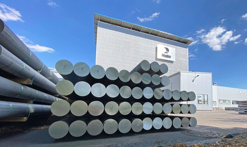 Aluminiumbolzen, die für die Produktion von Strangpressprofilen im Hydro-Werk Rackwitz bereitstehen Aluminiumbolzen, die für die Produktion von Strangpressprofilen im Hydro-Werk Rackwitz bereitstehen
