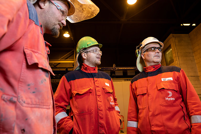 Maximilian van Veen, Jan Erik Abrahamsen og Jonny Manseth diskuterer bruk av metall i resirkulering av aluminium i støperiet ved Hydro Høyanger Maximilian van Veen, Jan Erik Abrahamsen og Jonny Manseth diskuterer bruk av metall i resirkulering av aluminium i støperiet ved Hydro Høyanger