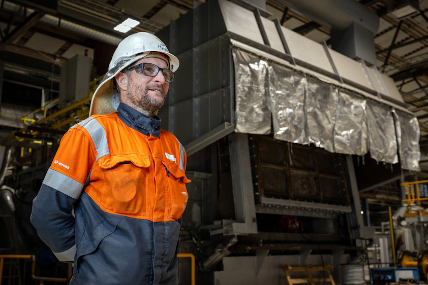 Hydro employee in front of furnace at Høyanger Recycling Hydro employee in front of furnace at Høyanger Recycling