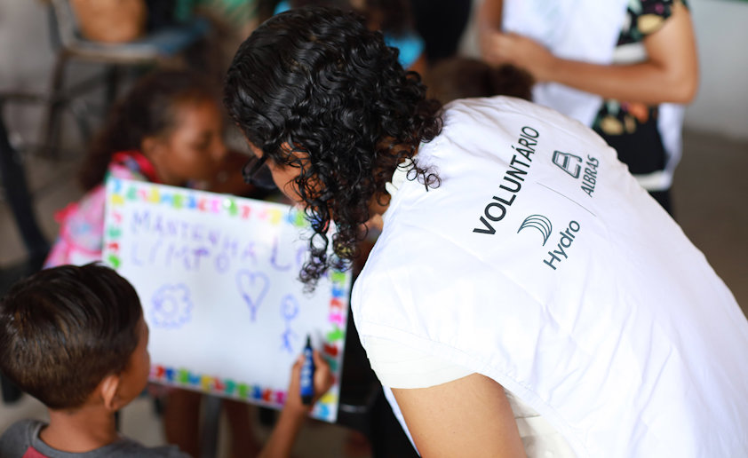 Hydro has many ongoing community development programs in the state of Pará. More than 700 employees are also involved in volunteer work supporting the programs. Hydro has many ongoing community development programs in the state of Pará. More than 700 employees are also involved in volunteer work supporting the programs.